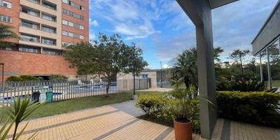 se arrienda apartamento en Rionegro sector los colegios, piso diesisiete, espectacular vista, cuenta con dos alcobas, dos baños, parqueadero privado, unidad cerrada, portería 24 horas, piscina, cancha múltiple, juegos infantiles, sector tranquilo, facilidad de transporte