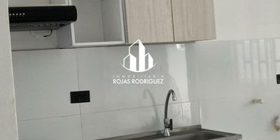 Apartamento en Arriendo en excelente ubicación residencial completamente remodelado que ofrece tranquilidad y fácil acceso a vías principales cuenta con un área aproximada de 64 m2, estrato 4 espacio de sala comedor, 2 habitaciónes, cocina abierta zona de labores y baño completo con buena iluminación natural, residencial con acceso independiente ideal para una persona o pareja que busque comodidad y ubicación estratégica cerca de transporte y servicios.