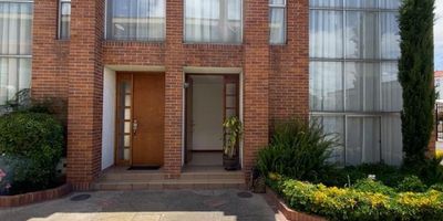 Descubre esta impresionante casa ubicada en una de las zonas más exclusivas de la ciudad. Con 3 amplias habitaciones y 4 elegantes baños, este hogar ofrece un espacio de 190 metros cuadrados lleno de comodidad y estilo. Los 2 parqueaderos garantizan la seguridad de tus vehículos. Disfruta de una distribución perfecta que combina funcionalidad y lujo en cada rincón. ¡Haz de esta casa tu nuevo hogar de ensueño!