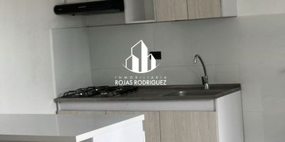 Apartamento en Arriendo en excelente ubicación residencial completamente remodelado que ofrece tranquilidad y fácil acceso a vías principales cuenta con un área aproximada de 64 m2, estrato 4 espacio de sala comedor, 2 habitaciónes, cocina abierta zona de labores y baño completo con buena iluminación natural, residencial con acceso independiente ideal para una persona o pareja que busque comodidad y ubicación estratégica cerca de transporte y servicios.
