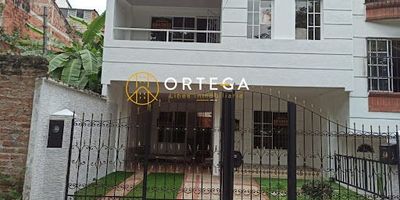 Hermosa casa de 3 niveles, área 250 m2, cuenta con 4 habitaciones con closet, cuarto principal con jacuzzi,4 baños, sala comedor, cocina integral, zona de ropas, cuarto de servicio con baño y closet, estar de tv, balcón, terraza amplia, parqueadero.