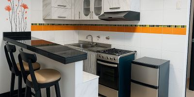 Apartamento amoblado en el norte de Barranquilla
Hermoso apartamento de dos habitaciones y dos baños, completamente amoblado y listo para habitar. Ubicado en el centro del norte de la ciudad, muy cerca de la Universidad Metropolitana, en una zona tranquila, segura y de fácil acceso. Ideal para estudiantes, profesionales o familias que buscan comodidad y una excelente ubicación. cerca de centros comerciales, clinicas, universidades