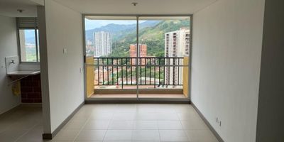 Apartamento en venta, tiene contrato arrendamiento vigente hasta 31 de octubre del 2026, ideal para inversion, ubicado en el sector de Machado en Copacabana, buenos acabados e iluminacion, totalmente terminado, buena vista hacia la ciudad. Cuenta con salon comedor, cocina integral mixta, zona de ropas, balcon, 1 bano social, 3 alcobas, 3 closet, 1 bano privado, parqueadero cubierto sencillo cubierto. Unidad Cerrada con excelentes zonas sociales, facil acceso por la Avenida Regional, cerca a la estacion de metro de Niquia, variedad de rutas de transporte, paga de administracion $ 255.942