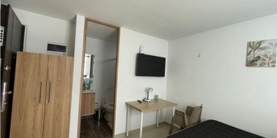 Apartaestido en renta, sector de Valles del Sol  de 25 m2, consta de cocina , baño completo , nevera pequeña, ventilador, televisor  y closet. (un solo espacio).

Edificio en escalas, en valor del canon esta incluido los servicio publicos, Internet y cuenta de Netflix. 

 

 
