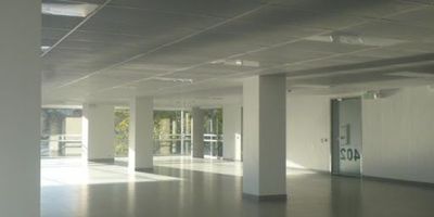 Consultorio con excelente luz natural, cinco garajes, parqueadero de visitantes, tres baños. Edificio Bioclimatico, circuito cerrado de t.v., baños comunales por piso, cinco ascensores, dos sótanos.