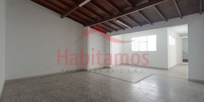 En arriendo casa en Medellín, ubicada en el barrio El Velódromo, Antioquia. Este inmueble, de 130m², se encuentra en el segundo piso y dispone de 4 habitaciones, 3 baños y 1 parqueadero. Ofrece vigilancia, lo que suma seguridad y comodidad para sus residentes. Ideal para familias que buscan espacio y confort en un sector residencial de estrato 5 en Medellín. El canon de arriendo es de $4,000,000. Para conocer esta casa en arriendo o resolver sus dudas, puede usar las opciones de whatsapp, quiero que me contacten o ver teléfonos.