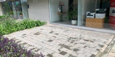  Local Comercial en Arriendo 30 m con Cocina Equipada, Excelente oportunidad para tu negocio. Local comercial de 30 metros cuadrados, estratégicamente ubicado en zona de alta afluencia peatonal y vehicular. Cuenta con una cocina con cubierta, ideal para emprendimientos gastronómicos, cafeterías, reposterías o servicios de alimentos. Canon de arriendo $5.950.000 Área 30 m Incluye Cocina con cubierta, bien iluminado y listo para iniciar operación. ¡Perfecto para quienes buscan visibilidad, comodidad y una excelente ubicación para su negocio! Contáctanos para más información o agendar una visita.