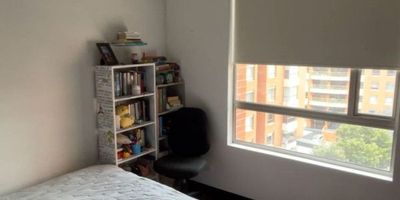 Reserva de la sierra en arriendo, hermoso apartamento iluminado con lindos y finos acabados de tres habitaciones cada una con baño, la principal con walking closet, linda cocina abierta con lavandería independiente y baño para empleada, sala comedor independiente con chimenea y balcón, dos parqueaderos independientes y deposito, caldera, club house, piscina, turco, sauna, squash, GYM, teatrino, salón de juegos, parques para niños, cancha de tenis, administración incluida en el arriendo