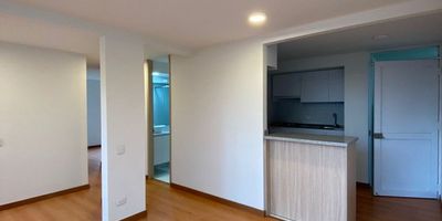 En el corazón de la ciudad, se encuentra este encantador apartamento de 2 habitaciones y 2 baños, con una distribución inteligente que maximiza cada uno de sus 60 metros cuadrados. Desde su luminoso salón, se puede disfrutar de vistas panorámicas que invitan a relajarse y desconectar del ajetreo diario. La cocina, equipada con los mejores electrodomésticos, es el lugar perfecto para dar rienda suelta a tu creatividad culinaria. Las habitaciones, amplias y acogedoras, ofrecen un refugio tranquilo para descansar. Este hogar es ideal para aquellos que buscan comodidad y estilo en un entorno urbano vibrante. ¡Descubre tu nuevo hogar en este exclusivo apartamento!