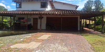 Vive la experiencia de lujo en esta impresionante casa finca en La Ceja, Antioquia! Ubicada en un entorno natural privilegiado, esta propiedad ofrece una vida de ensueno.

Caracteristicas:
-NO ES AMOBLADA
- Area de 637 metros cuadrados
- 2 aparta estudios con bano, cocina y habitacion, uno de ellos con:
- Jacuzzi para relajarte
- Turco para desestresarte
- Sauna para purificar tu cuerpo
- 3 habitaciones adicionales con bano
- Garaje para 2 vehiculos
- 2 salas, una en el primer piso y otra en el segundo piso
- Comedor para disfrutar de momentos especiales
- Cocina para preparar tus comidas favoritas
- Entorno natural privilegiado para una vida mas relajada y tranquila

Una propiedad unica y exclusiva para vivir la vida al maximo! Quieres conocer mas sobre esta propiedad? Contactanos!