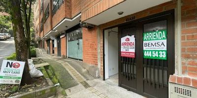 BEMSA Propiedad Raíz ofrece en arriendo local de 30 m ubicado cerca al centro comercial aves Maria. El espacio cuenta con una distribución funcional que incluye baño independiente, si buscas un ambiente moderno, cómodo y bien ubicado, con fácil acceso a transporte, restaurantes y servicios. 