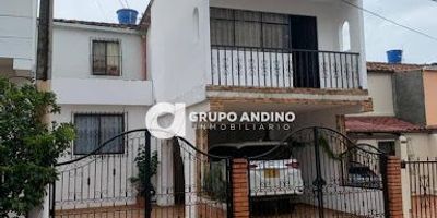  SE VENDE CASA RESIDENCIAL  EXCELENTE UBICACIÓN EN BUCARAMANGA Ubicada en una de las mejores zonas de la ciudad, zona tranquila y de fácil acceso. Estrato 3 Tipo de inmueble Casa residencial Área construida 170 m Valor de venta $600.000.000Distribución Primer piso2 habitaciones1 bañoSala  comedorCocinaPatio amplio2 garajes Segundo piso3 habitaciones2 bañosBalcón Casa amplia, fresca y con excelente iluminación natural. Ideal para familias que buscan comodidad y ubicación privilegiada.Código inmobiliario 1420-435 ¡Contáctanos y agenda tu cita! Somos GRUPO ANDINO INMOBILIARIO, te ofrecemos acompañamiento y trámites ágiles para tu próxima oficina.