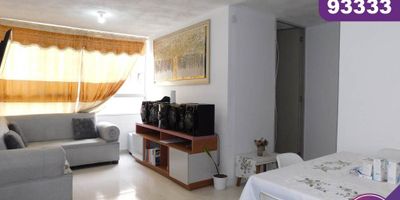 Apartamento en  venta ubicado en el sur de la ciudad, en el sector de puerta dorada, el edificio con vigilancia privada, zonas sociales de entretenimiento piscina, salón comunal,  el edificio cuenta con 8 pisos y el apartamento se encuentra en piso 2, con un área construida de 50.56 mt2 que constan de 3 habitaciones, 2 baños, sala comedor, cocina semi integral, area de labores, buena distribución en sus áreas, con buenos y modernos acabados, fresco y acogedor, su entorno es tranquilo y residencial con cómodas vías de acceso y facilidad al transporte publico cercano, sobre el sector puede encontrar farmacia y almacenes de cadena Olímpica y centros comerciales Puerta Dorada.