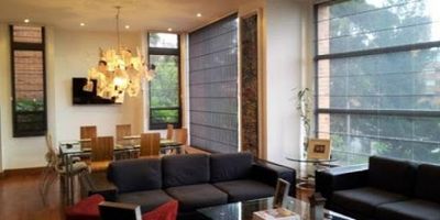 Linda casa en conjunto con amplias zonas comunales, Cuatro plantas  con ascensor, sala comedor, bar, estar de alcobas, jardín con BBQ, tres chimeneas terraza, calefacción por caldera propia en los tres últimos pisos, puertas de seguridad, sistema de alarma y circuito cerrado de televisión privado en todo el perímetro de la casa y el sótano. cuatro habitaciones cada una con baño dos con walkin closet, excelentes acabados,  cuatro  garajes, dos Independientes dentro de la casa y dos en Servidumbre en la zona de parqueaderos.