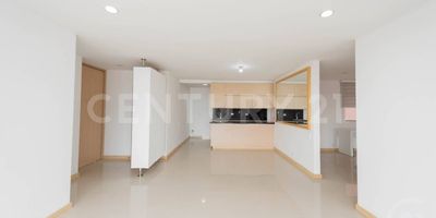 Se vende exclusivo apartamento de 126 m² en el privilegiado barrio Jardines de Envigado, un sector residencial con gran proyección y valorización, ubicado a pasos de La Buena Mesa, el Centro Comercial Viva Envigado y rodeado de todos los servicios esenciales.
La propiedad está diseñada para brindar amplitud y confort: cuenta con una elegante sala comedor integrada a una cocina abierta moderna, un balcón amplio con excelente vista y ventilación, además de un estudio ideal para el teletrabajo o sala auxiliar. Dispone de tres habitaciones, siendo la principal una suite con baño privado y vestier independientes; las dos habitaciones auxiliares cuentan con closet y comparten un baño social completo, adicional a un baño auxiliar para la zona social, lo que garantiza comodidad tanto para la familia como para las visitas.
La ubicación es uno de sus grandes diferenciales: el sector Jardines ofrece tranquilidad residencial, pero al mismo tiempo está a pocos pasos de restaurantes, cafés, supermercados, bancos, clínicas y vías principales. Se encuentra muy cerca de la estación del Metro Ayura y la estación Envigado, lo que asegura una conectividad inmejorable con toda la ciudad.
Este apartamento es una excelente oportunidad de inversión en un sector que combina calidad de vida, alta valorización y cercanía a todo lo que necesitas.