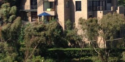 Magnifica casa con premio de arquitectura, tiene un lote de trece mil cuatrocientos metros cuadrados magnifica ubicación con vista a todo el valle de Chia y Cajica. Casa con terraza y balcón, tres habitaciones, cuatro baños, pisos en madera, caldera, cuarto y baño de servicio, calefacción a gas total, Conjunto con buenas zonas comunales