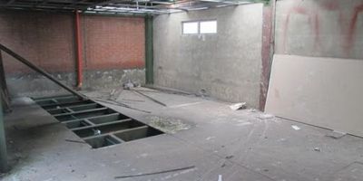 Excelente ubicación, uso mixto, bahía de parqueo externo para cuatro carros, lote de doscientos cuarenta y dos metros cuadrados, frente once por veintidós de fondo, indice de construcción tres pisos mas sótano.  Excelente oferta comercial.