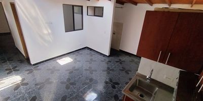 Sector Las Acacias, cuarto piso interno ubicado a pocos pasos del segundo parque de Laureles y Éxito de Laureles, en una de las zonas más tranquilas y exclusivas de Medellín. Espacio cómodo, moderno y con excelente ubicación, cerca de todo: restaurantes, transporte y zonas comerciales. Ideal para personas que busquen vivir en un lugar central y seguro. Contáctanos para más información o para agendar  una visita.