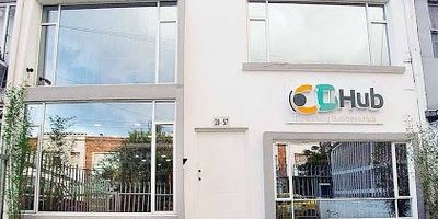 casa Rentando con oficinas, a una cuadra de la estación de Transmilenio de la calle setenta y dos, en uno de los sectores mas apetecidos de la ciudad, por su potente desarrollo en donde varias galerías de arte internacional han abierto sus puertas atrayendo la atención del sector comercial, gastronómico, creativo y de entretenimiento. Casa comercial de frente 7,5 metros, por 26.56 metros de fondo