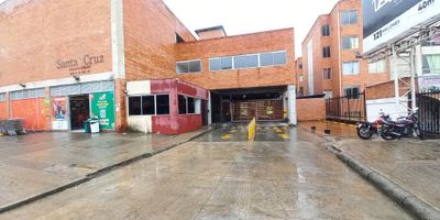 Condigo interno 13873 Apartamento en arriendo en conjunto Santa Cruz, sobre la Avenida Ambala, en el sector encontramos Restaurantes, Droguerías, Centro Recreación Comfatolima, cerca de la plaza del salado, Caí de la policía, parque infantil, canchas sintéticas, por el sector transitan las siguientes rutas: 11, 15, 31, 82, 48 cómodas vías de acceso. El inmueble se encuentra distribuido así: Sala comedor, Tres Habitaciones con closet, la Principal con  Baño, Cocina integral, Zona de ropas, Baño social, parquedero cubierto. El conjunto cuenta con: piscina, cancha sintética, zona BBQ, parque infantil, kiosco, y vigilancia las 24 horas. El valor de la administración es $171.300