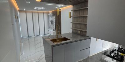Descubre este espectacular apartamento Totalmente remodelado, Con acabados De Lujo y una Iluminación Moderna que Resalta cada espacio. Ubicado en un piso 20,. Cuenta con 2 habitaciones, 2 baños y una distribución pensada para tu comodidad y estilo de vida, El apartamento cuenta con Black out , base para instalación de TV, NOCHEROS Y WALKING CLOSET. Ideal para quienes valoran el diseño y la tranquilidad. La unidad residencial cuenta con zonas húmedas: piscina, jacuzzi y baño turco, salón social y vigilancia las 24 horas. ¡No dejes pasar esta oportunidad! Agenda tu visita y siente lo que es vivir diferente. Samuel Morales 3188759735 samuelm.velozainmobiliaria@gmail.com