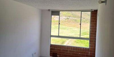 Espectacular apartamento ubicado en la zona de Soacha maipore, en unidad residencial completa con 22 torres de 6 pisos cada una con 4 apartamentos por piso. El apartamento se encuentra en el piso 5, En el podras disfrutar espacios comodos, amplios y luminosos. Cuenta con una excelente ubicacion de facil acceso a transporte publico, colegio vida nueva fondean, universidad UNIMINUTO, centro comercial mi plaza Soacha , parroquia maria reina,hospital Yanguas , supermercado merca hogar , gimnasio optymus gym , restaurante, entidad bancaria, facil acceso a vias principales autopista sur .av. moron , permitiendote estar cerca de todo lo que necesitas.