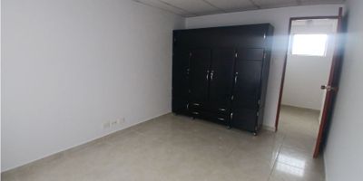 Venta de Casa Acogedora en La Carola Manizales

Oportunidad para una familia que busca establecerse en un sector tranquilo de Manizales. Ideal para quienes valoran un hogar con potencial de personalización y cercanía a servicios esenciales.

Descripción de la propiedad

Detalles del Hogar y Distribución

Esta casa unifamiliar ofrece 100 m2 de área privada distribuidos de manera funcional. Dispone de tres habitaciones y dos baños, uno completo y uno auxiliar, adecuados para el día a día.

La cocina semiintegral se conecta con un patio medio techado que facilita las labores de lavandería. En su interior encontrará un hall de alcobas y acabados como suelo de cerámica y mármol en algunas áreas, además de piso de madera.

Entorno y Accesibilidad

Ubicación Estratégica y Servicios Cercanos

El inmueble se encuentra en La Carola, un sector residencial con estrato 3 y fácil acceso a pie. La cercanía a centros comerciales, colegios, universidades y parques lo convierte en un punto conveniente.

Tendrá la ventaja de contar con transporte público cercano y acceso a un centro médico, optimizando su calidad de vida en una zona urbana consolidada. Tenga en cuenta que el acceso es subiendo escaleras, no tiene ingreso vehicular.

Contáctanos

Escriba ahora mismo a nuestro WhatsApp para coordinar una visita a esta propiedad en La Carola.


 
