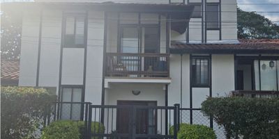 ¿Sigues soñando con una vida más tranquila, rodeada de naturaleza, pero sin renunciar a la comodidad de la ciudad? ?☀️
Esta no es una publicación más de venta de casas, es una invitación a transformar tu estilo de vida.

Imagina despertar cada mañana con la brisa fresca de la montaña, tomar café en tu balcón privado con vista a zonas verdes y, al mismo tiempo, saber que estás a pocos minutos del norte de Armenia y todo lo que necesitas para tu día a día.

Esta casa campestre en Circasia – sector Jersey Lact (10 minutos del Norte de Armenia), no es solo un inmueble, es el refugio que estabas buscando: 

✔️ 3 habitaciones con clóset y salida a balcón 
✔️ Estudio / sala de TV o biblioteca 
✔️ 4 baños con acabados modernos 
✔️ Cocina tipo americana con barra y excelente iluminación 
✔️ Sala comedor con ventanales y acceso directo a zona verde 
✔️ Zona de ropas independiente 
✔️ Garaje cubierto para mayor comodidad 
✔️ Extensa área verde para jardines o proyectos familiares 

 


 Zonas verdes privadas en un lote de 1.810 m², con 218 m² construidos
 Seguridad y tranquilidad en conjunto cerrado


Un lugar diseñado para quienes valoran el equilibrio entre naturaleza, privacidad y confort.

Esta casa campestre no es solo una oportunidad, es tu próximo capítulo.
Un espacio para crear recuerdos, recibir amigos, crecer en familia o simplemente vivir la vida con la calma que mereces.

? Casas así no se encuentran todos los días: amplia, campestre, segura y en una ubicación privilegiada.
No lo pienses mucho… este tipo de propiedades no esperan, esperan a alguien que decida vivir diferente.
