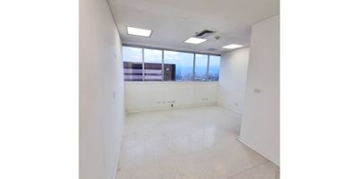 Se arrienda excelente local tipo consultorio de 35 m², ubicado en el reconocido Centro Comercial Mallorca en Sabaneta, una de las zonas con mayor afluencia y proyección comercial del sur del valle de Aburrá. Este espacio ofrece una vista panorámica privilegiada que brinda amplitud, iluminación natural y un entorno ideal para el desarrollo de actividades profesionales o de atención al público. Cuenta con dos espacios funcionales, perfectos para adecuar recepción y área de consulta u oficina privada, además de un baño sencillo. El inmueble dispone de parqueadero privado y el centro comercial ofrece parqueadero para visitantes, garantizando comodidad y fácil acceso. Su ubicación estratégica, con excelentes vías de transporte y cercanía a importantes puntos comerciales, lo convierte en una opción ideal para profesionales o empresas que buscan proyección y prestigio.
Agenda tu cita y conoce este excelente espacio en Mayorca.
