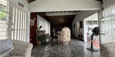 ¡Atención inversionistas! Venta de casa esquinera de un solo piso en el tradicional barrio Prados del Norte, con un lote de 384,25 m² (14,5 m de frente por 26,5 m de fondo). La propiedad cuenta con amplia sala, comedor, cocina tradicional, habitación principal con baño y clóset, tres habitaciones adicionales con clóset que comparten un baño, cuarto de servicio con baño, gran patio con zona verde y parqueadero lineal para dos vehículos. Su excelente ubicación frente a un amplio y arborizado parque, en una zona tranquila con calles espaciosas, la convierte en una oportunidad ideal para construir edificio de apartaestudios o desarrollar un proyecto inmobiliario. Cerca de centros comerciales, vías principales y todo lo necesario para una inversión segura y de alta valorización.
