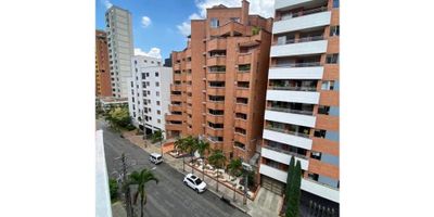 ?️ Exclusivo apartamento en el corazón de Laureles – Edificio Lituania

Vive con el estilo, el confort y la ubicación que siempre soñaste. Este espectacular apartamento de 175 m² ubicado en el sexto piso del Edificio Lituania, combina amplios espacios, acabados de calidad y una vista privilegiada del tradicional sector de Laureles, uno de los barrios más valorizados y apetecidos de Medellín.

Disfruta de una distribución pensada para el bienestar:
✨ 5 alcobas (todas con excelente iluminación natural)
? 5 baños con calentador en cada uno
?️ Cocina integral moderna y funcional
? 2 parqueaderos independientes
? 2 cuartos útiles ideales para almacenamiento
? Balcón con vista abierta que invita al descanso

El edificio cuenta con portería y seguridad permanente, además de zonas comunes perfectas para tu bienestar y el de tu familia:
?️ Gimnasio
? Turco
? Salón social para reuniones o eventos

Ubicado estratégicamente en Laureles, cerca a parques, restaurantes, centros comerciales, universidades y a pocos minutos de la Avenida Nutibara y la 70. Un lugar donde la comodidad y la tranquilidad se encuentran con la vida moderna.

? Precio de venta: $950.000.000

? Ideal para:

Familias grandes que buscan amplitud y comodidad, o inversionistas que desean una propiedad de alta rentabilidad en una zona de constante valorización.

? Contáctanos para más información y visitas:
Garcés y Jaramillo S.A.S ?
? 323 228 8223
