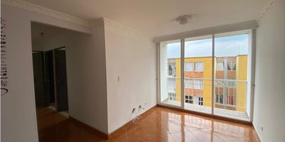 ?✨¡Arriendo Apartamento en la unidad Villa Suramericana! ?✨

DISPONIBLE A INICIOS DE DICIEMBRE DE 2025

Cuenta con:


 
 ? 3 Alcobas cada una con closet.
 
 
 ? 1 Baño completo.
 
 
 ?️ Sala comedor
 
 
 ? Cocina integral
 
 
 ? Red de gas y calentador.
 
 
 ? Zona de ropas.
 


Puntos de referencia y transporte:


 
 ? ¡Al lado del Metrocable! El punto clave es que estás a solo unos pasos de la Estación La Aurora (Línea J). Desde ahí te conectas con todo el sistema Metro (Metro, Tranvía y otros Metrocables).
 
 
 ? Rutas de buses: Por la zona pasan varias rutas de buses de Robledo (como la 250A Pajarito) y buses integrados que te conectan fácil con el resto de la ciudad.
 
 
 ? Cerca de: Tiendas de barrio, supermercados pequeños, tiendas D1 y el Colegio Ciudadela Nuevo Occidente.
 


¡Es un sector tranquilo y con una vista muy agradable!

¿Te interesa? ¡Anímate a conocerlo! ?
