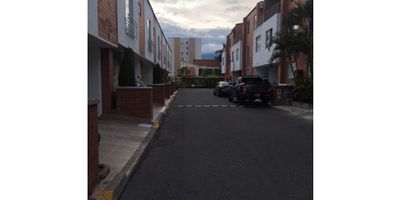 CASA EN VENTA VALLE DEL LILI

Se vende confortable casa en condominio en el sur de Cali, en Valle del Lili, tres niveles, tres habitaciones, cuatro baños, habitación principal con vestidor amplio, grande cocina integral, zona de oficios, comedor, sala, patio con techo, espacio para Tv o de estudio, balcón amplio que sirve de hall extra, parqueadero propio cubierto, zona verdes, área social, microcancha, piscina y vigilancia; cerca de Centros comerciales y supermercados;  área construida 120 mt2

Valor $420.000.000

CL
