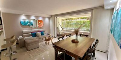 Venta de espectacular apartamento en primer piso en barrio Bochalema. Este hermoso inmueble ofrece una amplia sala comedor con acceso a un gran balcón, cocina integral tipo americana, zona de oficios, patio interior, cuarto de linos (con posibilidad de baño social), estudio, alcoba principal con vestier, baño privado y salida a balcón, además de dos habitaciones auxiliares con clóset que comparten un baño. Cuenta con un parqueadero cubierto. La unidad residencial ofrece excelentes zonas comunes con piscina para adultos y niños, juegos infantiles, turco, jacuzzi, gimnasio y salón social. Administración $366.000. Ubicación privilegiada cerca de zonas verdes, centros comerciales, colegios y universidades. Un espacio moderno, funcional y con todo lo necesario para disfrutar de comodidad, seguridad y alta valorización.
