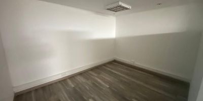 Oficina en arriendo en unidad cerrada cerca a centros comerciales, tiendas de cadena, parques, supermercados, farmacias, vías principales, rutas de transporte público, estaciones del metro y servicios complementarios del sector. Piso en madera, 5 espacios, 2 niveles, 3 baños, cocineta, cableado de red, techo cielo raso, aire acondicionado central y parqueadero cubierto. Edificio con ascensor, vigilancia, citófono, portería 24 horas, circuito cerrado de TV, bahía de parqueo, auditorio, baños comunales y parking visitantes con costo. inmuebles sujetos a verificacion de disponibilidad