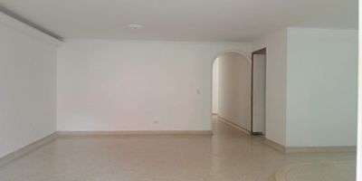 Apartamento exterior en arriendo cerca a universidades, centros de salud, colegios, restaurantes, facil acceso a vias principales, rutas de transporte publico y una gran variedad de servicios complementarios. Piso en mármol, sala comedor, estudio, 3 alcobas con vestier, closet y baño en la principal, baño social, cocina integral cerrada, alcoba y baño de servicio, zona de ropas, balcón y parqueaderos lineales cubiertos, Edificio sin ascensor, con citófono, portería 12 horas, circuito cerrado de TV y alarma. *Inmuebles sujetos a verificación de disponibilidad*
  