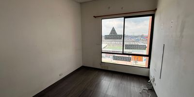 Descubre este hermoso apartamento con 2 alcobas, sala comedor amplia, cocina funcional y un altillo, ideal para quienes buscan un espacio moderno y bien distribuido. Su diseno combina comodidad, buena iluminacion y un ambiente tranquilo para disfrutar cada momento en casa.

El conjunto cuenta con zonas verdes, vigilancia permanente, parqueaderos comunales y un entorno residencial seguro y agradable.

Su ubicacion es estrategica, en el sector de El Tintal  Kennedy, con acceso a vias principales como la Calle 11A y la Carrera 88A, que te conectan facilmente con el occidente de Bogota. Ademas, estaras a pocos minutos del Centro Comercial Ciudad Tintal, la Universidad Agustiniana, supermercados como D1, Ara y Exito, y transporte publico cercano que facilita la movilidad hacia cualquier punto de la ciudad.
