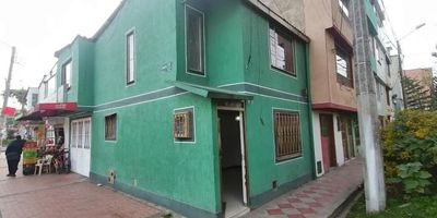 Se vende casa con local comercial en el sector de suba, casa de dos niveles, lote de 9 x 5 mts, en el primer piso con entrada independiente encontramos la sala comedor, cocina patio y un baño social, un local comercial con su respectiva entrada ideal para una tienda o supermercado, en el segundo piso cuenta con dos habitaciones, baño para las habitaciones un pequeño hall de habitaciones o se puede adecuar como estudio, la casa es esquinera lo cual hace que la iluminación sea natural, cuenta con varias rutas de acceso como la Va suba y la Cali. cod-1999 Cod: 2000