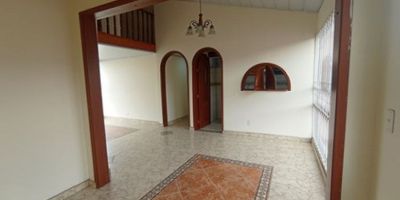 En venta amplio apartamento ubicado en Parque Residencial Surbana V Etapa, en el piso 5. El inmueble cuenta con una superficie total de 71.81 m². Dispone de 5 habitaciones sala comedor, 2 baños, closets y cocina integral. El edificio ofrece estacionamiento de visitantes, parqueadero comunal, zonas verdes , seguridad y portería. Se encuentra en buen estado de conservación. Una excelente opción para quienes buscan comodidad y seguridad en Olarte, Bogotá D.C.   DCX-778
