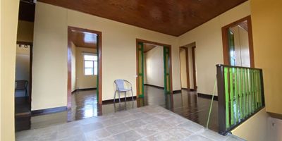 Arriendo de Amplio Local en Fundadores Manizales

Oportunidad inmejorable para empresas o instituciones que buscan una ubicación estratégica en Fundadores. Ideal para proyectos que requieren múltiples espacios privados y una amplia capacidad de adaptación.

Descripción de la propiedad

Espacios y Distribución Interna

Este inmueble de dos pisos, con un área privada de 160 m2, ofrece siete habitaciones y cinco baños. El primer piso alberga las habitaciones y los baños.

Cuenta con un depósito, despensa, y una sala de usos múltiples, proporcionando gran funcionalidad. Sus acabados incluyen suelo de cerámica y mármol, además de piso de madera, y se encuentra reformado.

Entorno y Accesibilidad

Ubicación Central y Servicios

La propiedad está ubicada en Fundadores, un punto que combina zona comercial y residencial con estrato 3. Goza de cercanía a centros comerciales, colegios, universidades y parques.

El acceso es pavimentado y tiene transporte público cercano. Dispone de servicios de agua, electricidad, gas domiciliario y ofrece una vista panorámica, pero tenga en cuenta que el acceso no es vehicular.

Contáctanos

Escriba ahora mismo a nuestro WhatsApp para coordinar una visita a este amplio local en Fundadores. Nuestro equipo está listo para resolver sus dudas y acompañarle en el proceso de arriendo.


 
