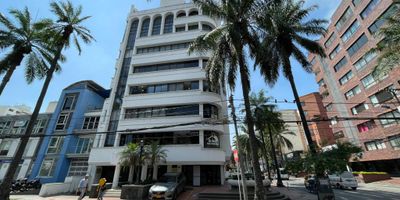 ¡Oportunidad única en el barrio Versalles!. Esta amplia oficina de 172 m² distribuidos en dos pisos está disponible tanto para alquiler como para venta. Ubicada en una zona estratégica, a pasos de las avenidas Sexta y Las Américas,  cerca de los principales centros comerciales y empresas de servicios de la ciudad. 
El primer piso cuenta con 87 m² que incluyen un espacio amplio para montar puestos de trabajo o  recepción, 2 oficinas cerradas y 2 baños.  El segundo piso, de 84 m², con recepción, 3 oficinas cerradas, un cuarto de equipos, un archivo y un baño. Con doble entrada (interna y desde la calle), esta oficina es perfecta para empresas que buscan visibilidad y comodidad.
Contáctanos para más información.