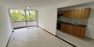 Aparta Estudio  con muy buenos espacios y muy buena ubicación. iluminado, cerca al centro comercial oviedo, y av el poblado.