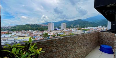 Deje de soñar y empiece a vivir. ✨ Presentamos el Penthouse de tus sueños en el exclusivo Conjunto Quantum de Casco Antiguo. ? 116 m² de puro confort y elegancia.

Lo Mejor para Ti y tu Inversión:

3 Habitaciones amplias y 3 baños. ¡Doble suite! ??

Balcón espectacular con vista garantizada. ?

2 Parqueaderos cubiertos + depósito. ??

Estrato 4, solo 10 años de construido. ¡Como nuevo!

Precio NEGOCIABLE: $470'000.000. ¡Rentabilidad! ?

El Club Que Mereces: Piscina, Gimnasio, Sauna/Turco, Cancha y Seguridad 24H. Estilo de Vida Premium asegurado. ??‍♂️

¡AGENDA TU VISITA EXCLUSIVA! ? La oportunidad de tu inversión inteligente está en Floridablanca, Santander.

#PenthouseFloridablanca #InversionInteligente #Lujo #VentaInmuebles #Propiedad #HogarIdeal #Quantum #Santander #ComprarCasa