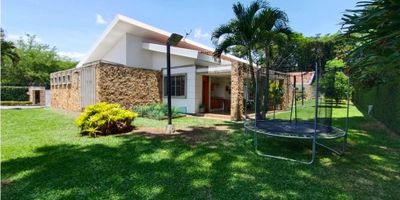 
VENTA 3 CASAS CONDOMINIO DE UNA PLANTA, ideal para tres familias, ubicada en el exclusivo sector de Pance sur de Cali, cerca a las mejores universidades, clínicas, centros comerciales y rodeado de múltiples opciones de servicio, vias de acceso, con un moderno diseño arquitectonico y contemporáneo,  con amplios espacios, doble altura, hermosos ventanales que permiten ventilación cruzada y proporcionan frescura e iluminación natural, zonas verdes que ofrecen el disfrute de la naturaleza, detalles en madera  tono miel que brinda un estilo actual y moderno, también cuenta con domótica en toda la vivienda. Las casas constan de sala, comedor, sala de TV, estudio, cómoda cocina, cuarto de servicio con baño, baño social completo, terraza con zona BBQ; 3 habitaciones cada una con baño privado y closet, la principal con amplio Vestier y clósets, parqueadero para 8 vehículos. El condominio privado y exclusivo de sólo 3 propiedades ofrece salón social y piscina, aljibe con el cual se da riego a las zonas verdes, vigilancia. (opción de venta también de las otras dos propiedades). Areas aproximadas. rf
