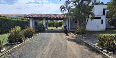 Se alquila casa en el exclusivo Condominio Campestre Las Mercedes en Jamundí, un conjunto reconocido por su alto nivel, seguridad permanente y entorno natural privilegiado. La casa se ubica en un lote de aproximadamente 1.570 m², ideal para quienes buscan privacidad, amplitud y contacto real con la naturaleza, con zonas verdes alrededor que garantizan una experiencia campestre sin salir de la ciudad. El inmueble cuenta con 3 habitaciones (una de ellas con baño privado), baño social, baño compartido, sala y comedor independientes, cocina integral y zona de ropas, todo con distribución funcional y espacios independientes. El condominio ofrece piscina, cuatro canchas de tenis, cancha de fútbol, salón comunal y senderos verdes, lo que permite un estilo de vida tranquilo, seguro y social en un entorno natural de alta valorización. El canon es de $3.000.000 e incluye administración y jardinería, ofreciendo un excelente equilibrio entre costo, comodidad y beneficios.