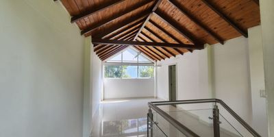 Arriendo casa en Medellín, barrio Los Naranjos. Esta vivienda de 270 m² cuenta con 3 habitaciones, 4 baños y 2 parqueaderos. Disfrute de acabados modernos en una unidad residencial con vigilancia, idealmente ubicada cerca al Centro Comercial El Tesoro. El canon de arriendo es de $10,000,000. Una excelente opción para quienes buscan amplitud y comodidad en Medellín. Para más detalles, consulte las opciones de WhatsApp, quiero que me contacten o ver teléfonos.