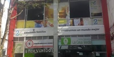 Local comercial disponible en sector Parque El Lago, ubicación estratégica frente a la estación de Megabús. Medidas: 5.30 m de frente x 42.50 m de fondo. Alto flujo peatonal y vehicular. Excelente visibilidad y vitrina comercial. Cercano a Clínica Los Rosales y Universidad Andina. Contáctanos y agenda tu visita hoy mismo.