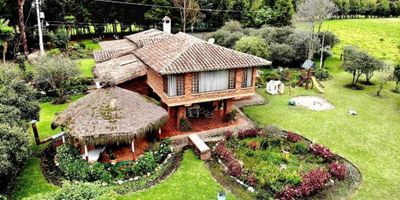 Vendemos hermosa finca en Vereda Lourdes a 2 kms de Tabio, Cundinamarca; tiene 500 m2 construidos en lote de 28.500 m2, la casa Ppal. Tiene 5 habitaciones, 5 baños, amplias zonas sociales, casa de mayordomo, hermosas zonas verdes, arboles y jardines, hoy la finca esta legalmente desenglobada en 12  parcelas exclusivas ( cada una tiene matricula inmobiliaria y listas para vender y  escriturar), solo falta hacer urbanismo (una parte de la vía interna y punto cero de serv  publicos) la   Temperatura ambiente es entre 9° y 22° a menos de 6 kms de Chia, cajica, y Tenjo. Y a solo 50 minutos de Bogotá.

