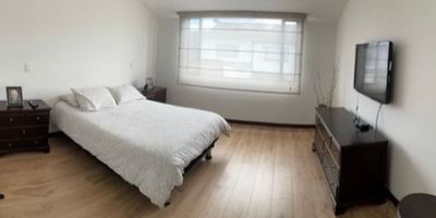 La propiedad en venta se encuentra ubicada en la urbanización Las Villas, en Bogotá D.C. Cuenta con una superficie total de 260 metros cuadrados, distribuidos en 4 habitaciones y 3 baños. Además, posee un amplio jardín privado, sala, comedor, cocina abierta, zona de ropa, estudio, closets y cuarto de servicio. La propiedad se encuentra en buen estado y cuenta con un acceso conveniente. Además, está cerca de escuelas y cuenta con un espacio de estacionamiento. Una excelente opción para aquellos que buscan un hogar espacioso y funcional en una zona tranquila y residencial de Bogotá. CSA-623
