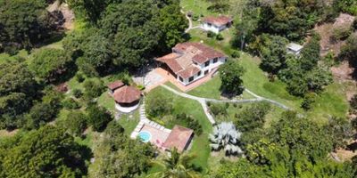 Venta Finca en Barbosa/ lugar perfecto para desconectarse y rodearse de la naturaleza

 

Valor: $1.500 millones

Vereda: Isaza

Ideal para proyectos, hotel, Glamping. Estupenda Vista.

Área terreno: 16.787

Área casa: 194m2

Área casa Mayordomo: 36m

Habitaciones: 5 (2 con Baño)

Con Kiosco, Asadero, Turco, Jacuzzi, Baño, Cuarto útil, Agua Propia de Vereda, 2 Lagos, Árboles Frutales, excelente via de acceso, cerca a la doble calzada (300 metros)          FBW-036
